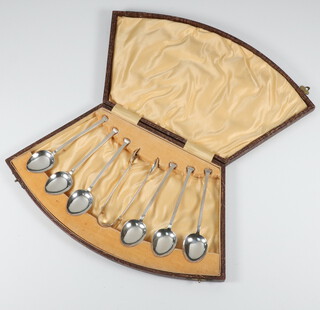 A set of 6 silver coffee spoons and sugar nips Birmingham 1926, cased, 70 grams