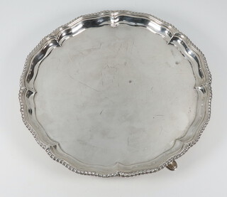 A Victorian silver salver with Chippendale rim on hoof feet, London 1900, 572 grams, 25cm 