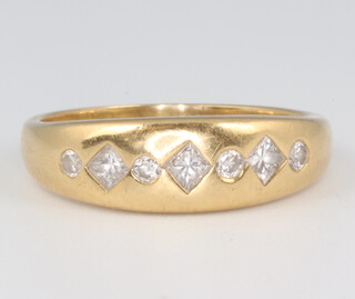 An 18ct yellow gold gypsy ring set 4 brilliant diamonds and 3 princess cut diamonds, 4.3 grams, total 0.3ct 