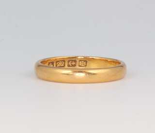 A 22ct yellow gold wedding band, size Q, 4.49 grams 