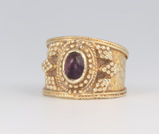 A yellow metal 585 cabochon amethyst set ring 5.8 grams, size K 