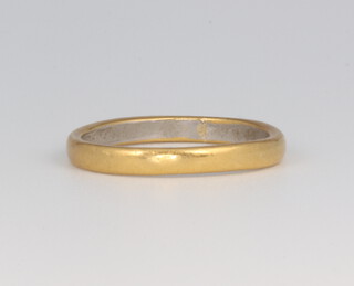 A platinum and yellow metal wedding band size I 1/2, 2.8 grams 