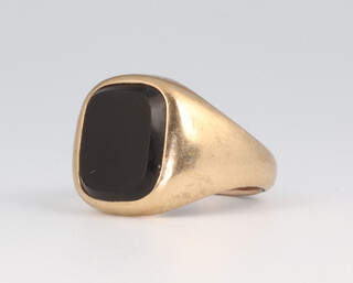 A gentleman's 9ct yellow gold onyx ring 5.2 grams, size J 1/2 