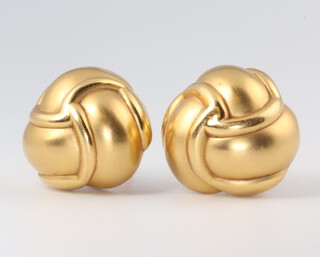 A pair of yellow metal ear clips 5.2 grams 