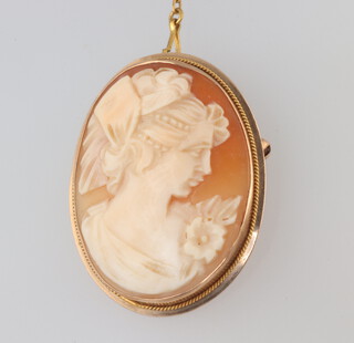 A 9ct yellow gold oval cameo brooch 35mm x 30mm 