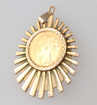 An 1885 sovereign contained in a 9ct yellow gold mount, approx. 6.8 grams 