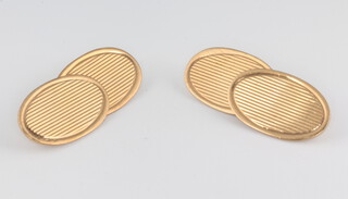 A pair of 9ct yellow gold engine turned cufflinks 6.7 grams