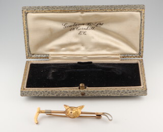 An Edwardian yellow metal 9ct bar brooch in the form of a fox head and crop, 5 grams, 60mm, boxed 