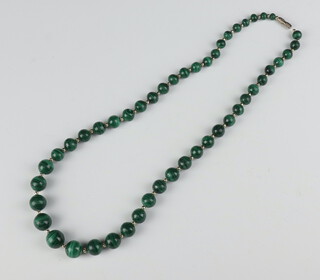 A graduated malachite bead necklace 60cm