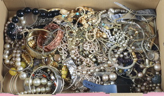 A quantity of vintage and other costume jewellery 