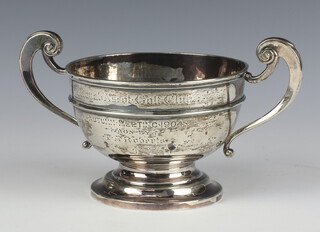 An Edwardian silver 2 handled trophy cup with presentation inscription 256 grams, 18cm 