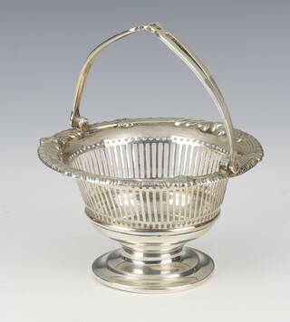 An Edwardian silver circular swing handled basket with pierced decoration London 1905, 10.5cm, 105 grams