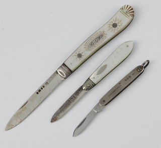 An Edwardian silver and mother of pearl fruit knife, Sheffield 1901, 2 others 