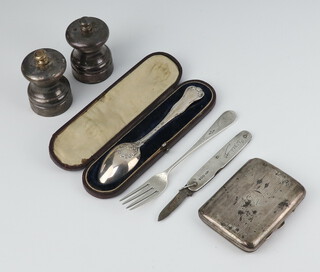 A silver engine turned cigarette case Sheffield 1930, a pocket knife, 2 mustards, a fork and spoon, weighable silver 136 grams 