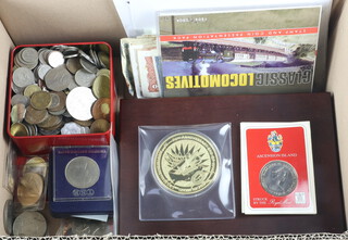 A quantity of commemorative coins and crowns 