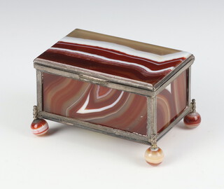 A Victorian agate mounted trinket box raised on ball feet 9cm 