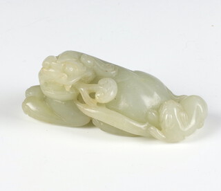 A hardstone figure of a reclining Shi Shi 10cm 