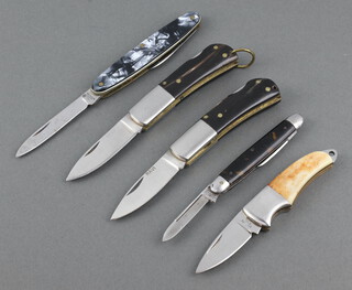 I.X.L Westenholm a twin bladed pocket knife with marble effect grip, Scotia a twin bladed pocket knife with tortoiseshell effect grip, an R Avi pocket knife with horn grip and 2 unmarked ditto  