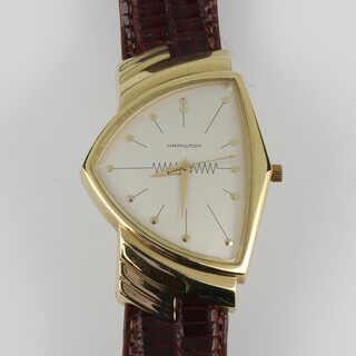 A modern Art Deco style gilt cased Hamilton Ventura wristwatch with quartz movement on a leather bracelet 