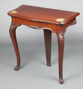 An Edwardian mahogany console table of serpentine outline fitted 2 scallop shaped gilt metal ashtrays, raised on cabriole supports 73cm h x 76cm w x 37cm d 