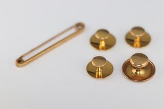 Four 18ct yellow gold shirt studs and a ditto bar brooch, 7.2 grams 