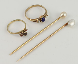 Two yellow metal gem set rings sizes I and N, 2 yellow metal tie pins  
