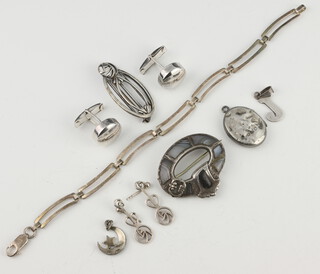 A stylish silver bracelet and minor silver jewellery, weighable silver 19 grams 