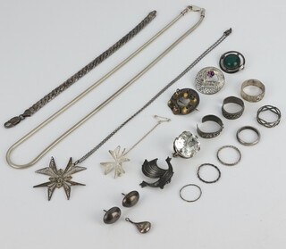 A silver necklace and minor silver jewellery 