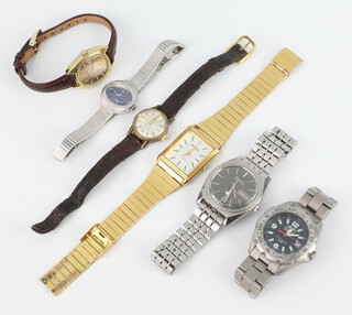 A gentleman's mid Century Bulova Accuquartz day/date wristwatch on a ditto bracelet and 5 other vintage watches  