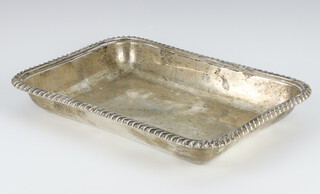 A silver entree dish base, London 1927, maker Goldsmiths & Silversmiths Ltd 749 grams 