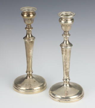 A pair of tapered silver candlesticks London 1923, 23cm 
