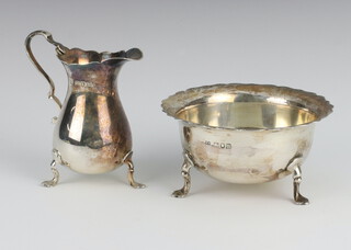 A Georgian style silver cream jug, a ditto sugar bowl, both on pad feet, London 1907, 166 grams 