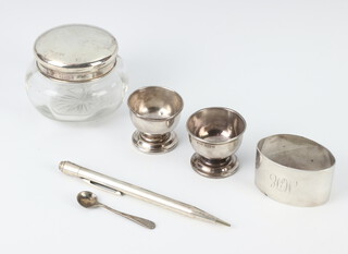 A silver napkin ring Birmingham 1935, a lidded jar, 2 bowls and a salt together with a propelling pencil, weighable silver 78 grams 