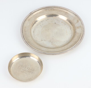 A silver shallow dish London 1916 and a smaller ditto, 216 grams 