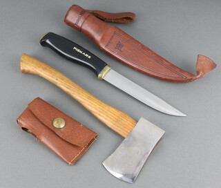 Fiskars a skinning knife with 12cm blade and leather scabbard together with a hatchet with oak shaft and leather sheath 