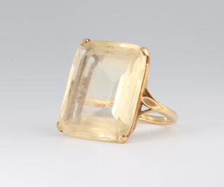 A yellow metal quartz dress ring 11.1 grams, size M 