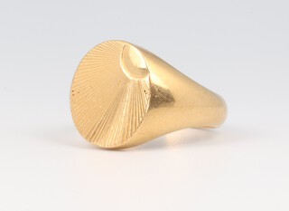 A gentleman's 18ct yellow gold sun burst signet ring, size S, 16 grams 