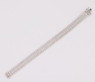 A 9ct white gold diamond bracelet approx. 0.5ct, 18cm 