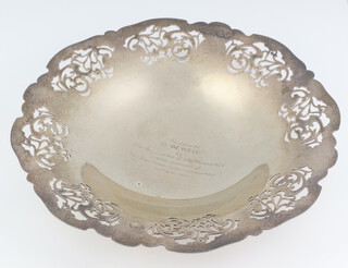 A silver tazza with pierced decoration and engraved inscription London 1969, 662 grams, 26cm 