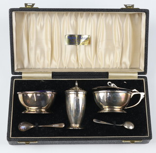 A silver 3 piece condiment and 2 spoons set Birmingham 1959, 141 grams, boxed 