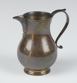 A Georgian style silver cream jug with S scroll handle, London 1977, 163 grams 