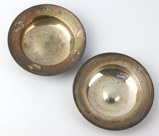 Two silver Armada dishes London 1977 and 1992, 197 grams, 10cm
