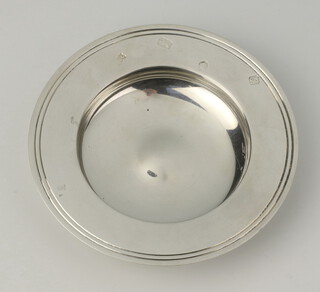 A silver Armada dish 111 grams, London 1990, 12cm 