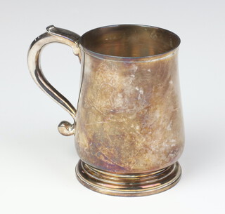 A Georgian style silver baluster mug with S scroll handle, London 1962, 218 grams, 9cm