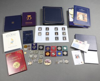 A quantity of commemorative crowns and coins 