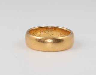 A 22ct yellow gold wedding band 5.2 grams, size G 