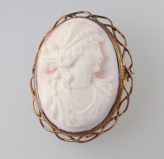 A yellow metal 9ct oval carved cameo brooch 45mm 