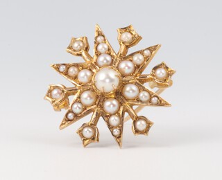 An Edwardian yellow metal 9ct star shaped pearl set brooch 25mm, 5.3 grams 