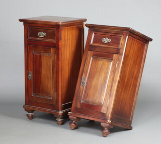 A pair of Edwardian style mahogany bedside cabinets fitted a drawer above cupboard, on turned supports 85cm h x 44cm w x 35cm d (contact marks in places, 1 is missing two back feet) 