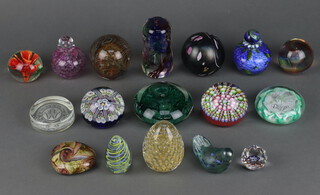 A Selkirk glass, a Perthshire Millefiori paperweight 7cm and 16 other paperweights